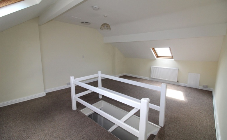 Claremont View, Oulton