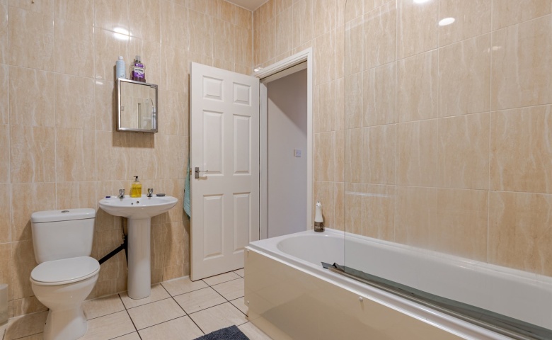 8 Roman View, Roundhay