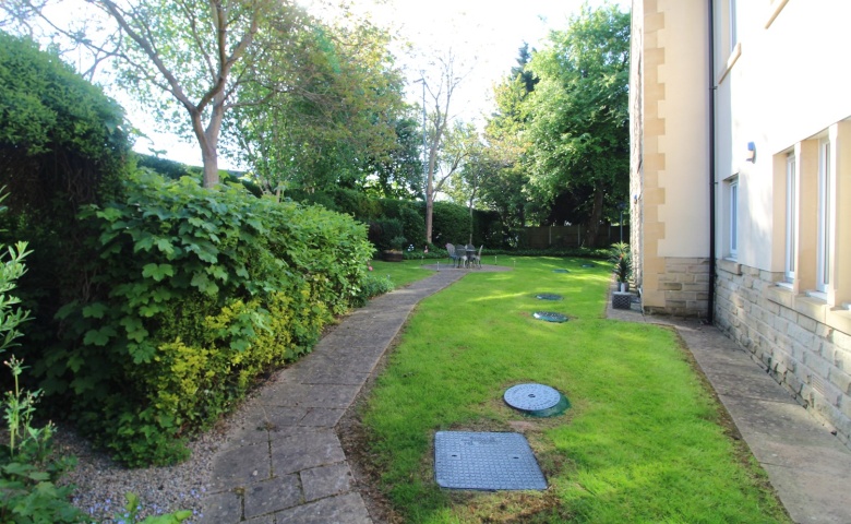 Earls Court, King Lane, Moortown