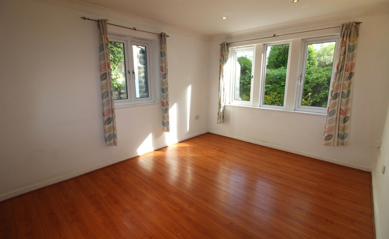 Earls Court, King Lane, Moortown
